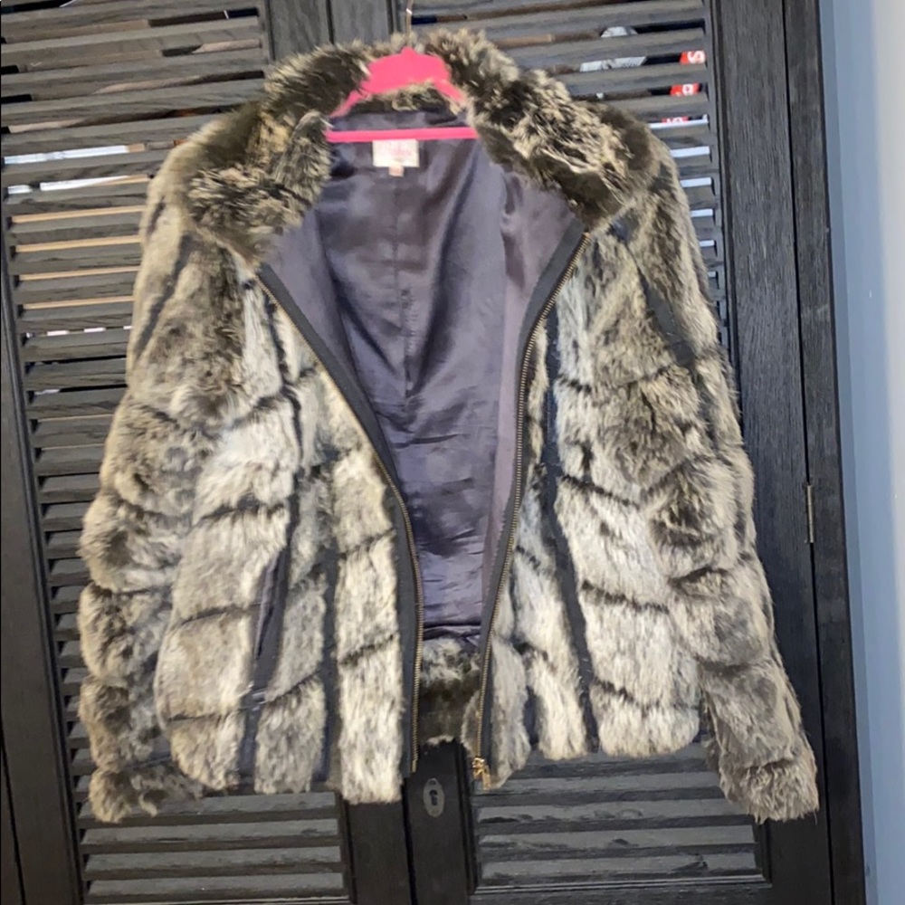 USED**PARKER XS REAL FUR COAT**WELL TAKEN CARE OF. - Picture 5 of 7